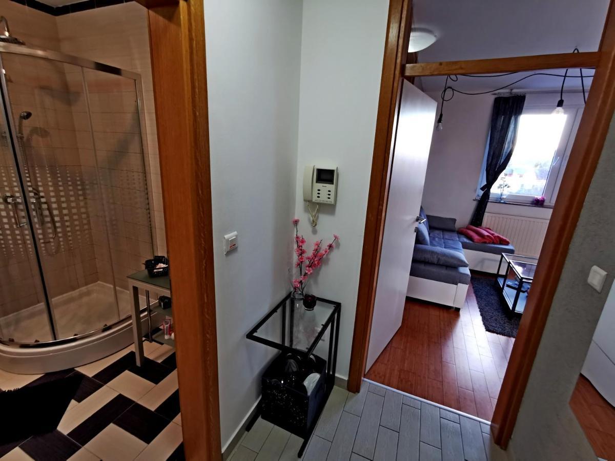 Factory - Self Check In Apartment Osijek Bagian luar foto